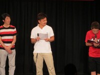 司会のネゴシックスと審査員。この日全体を通して盛り上げたネゴシックスだが、2回戦進出者発表では段取りを審査員に教えてもらう場面も。