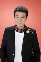 8月5日（金）深夜スタートの新ゲーム番組「双方向クイズ 天下統一」で司会を務める中山秀征。