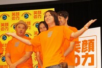 記者から「昼の部でスベッた芸」をリクエストされて、「ハッピーバースデー」の替え歌を披露した狩野。「正直ライブよりちょっと受けました」と満足気だった。