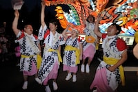 「東北の元気を青森から～ねぶたプロジェクト」でねぶた祭に参加した、住みます芸人・岩手担当のアンダーエイジ、青森担当のキューティーブロンズ、ゲストの渡辺直美。(c)吉本興業