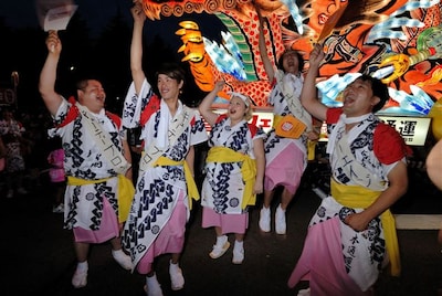 「東北の元気を青森から～ねぶたプロジェクト」でねぶた祭に参加した、住みます芸人・岩手担当のアンダーエイジ、青森担当のキューティーブロンズ、ゲストの渡辺直美。(c)吉本興業