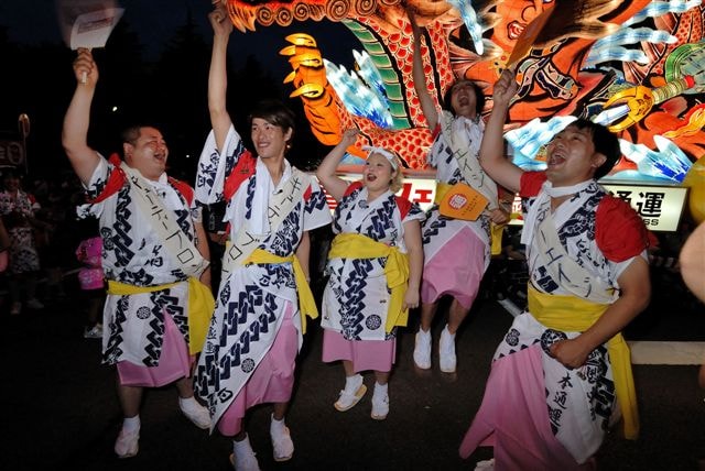 「東北の元気を青森から～ねぶたプロジェクト」でねぶた祭に参加した、住みます芸人・岩手担当のアンダーエイジ、青森担当のキューティーブロンズ、ゲストの渡辺直美。(c)吉本興業
