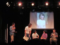 「クイズ大喜利」の出題者となった狩野の母。