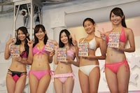 「アイドルの穴2011 DVD-BOX 発売記念イベント」に登場した「日テレジェニック2011」の（左から）緑川静香、中村葵、広瀬玲奈、高嶋香帆、広村美つ美。