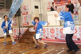 祭囃子に乗って踊りながら登場した三浦友加（中央）。