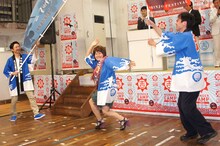 祭囃子に乗って踊りながら登場した三浦友加（中央）。