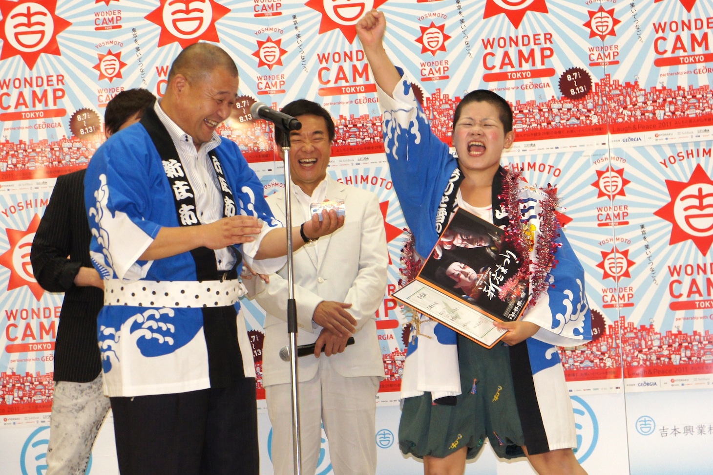 当初つけていたヅラを外し、亀田興毅のモノマネを披露する三浦友加（右端）。
