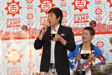 三浦が調理した芋煮を試食する今田耕司。