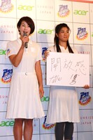 ビーチバレーの浦田聖子選手、西堀健実選手（左から）。