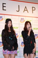 SCANDALのTOMOMIとHARUNA（左から）。