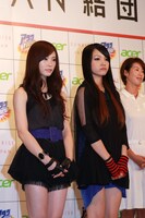 SCANDALのRINAとMAMI（左から）。