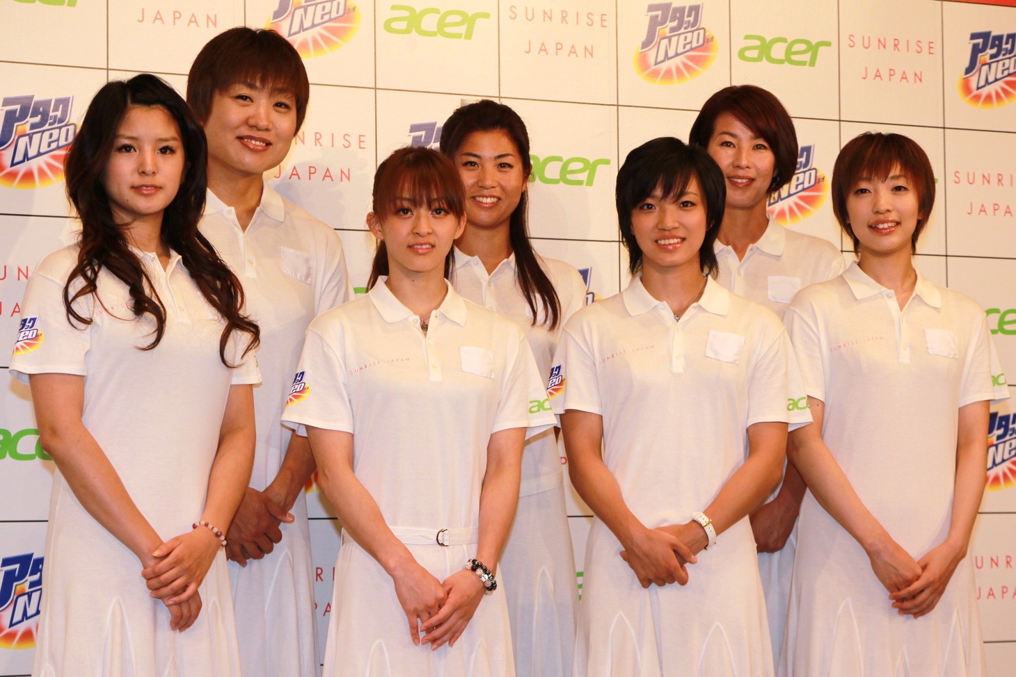 美女アスリート集団「SUNRISE JAPAN結団式」にボクシングの山﨑静代選手として登場した南海キャンディーズ・しずちゃん（後列左端）。