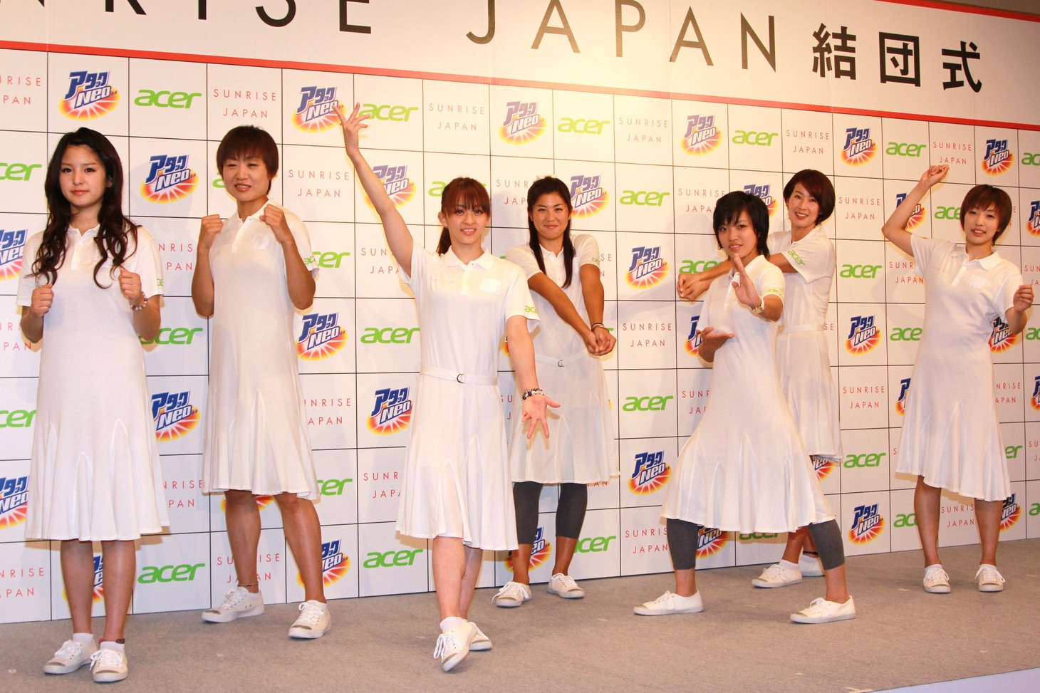 各競技を象徴するようなポーズを思い思いに披露する美女アスリートたち。