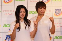ボクシングの伊藤沙月選手としずちゃん（左から）。