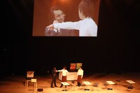 シャッフルユニットによるコント「ファミレス」を披露する「チーム松橋」。