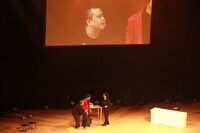 シャッフルユニットによるコント「銀行強盗」を披露する「チーム菅」。