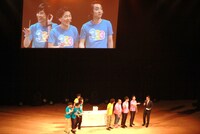 テレビ朝日の大西洋平アナウンサー（右端）がステージに登場し、ドッキリ企画の内容が明かされた。