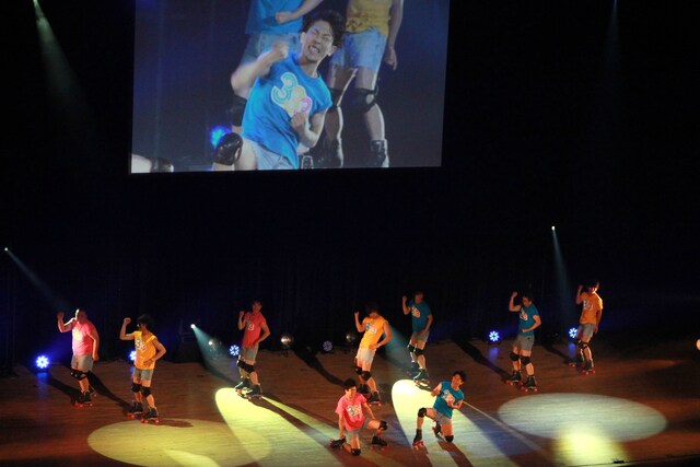 「『トリオさん』DVD発売記念！ 8.9伝説の渋谷2000人ライブ！」で光GENJIの「ガラスの十代」を披露。2カ月におよぶローラースケート特訓の成果を見せつけていた、ジャングルポケット、パンサー、ジューシーズの「トリオさん」メンバー。