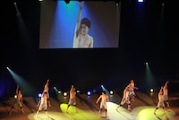 「ガラスの十代」ではメンバーが途中から上半身裸に。