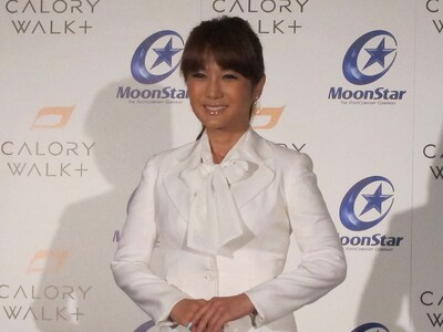 パンプスタイプのシェイプアップシューズブランド「CALORY WALK＋（カロリーウォークプラス）」の「デイリー・トーニング推進委員会」発足会見に登場したはるな愛。