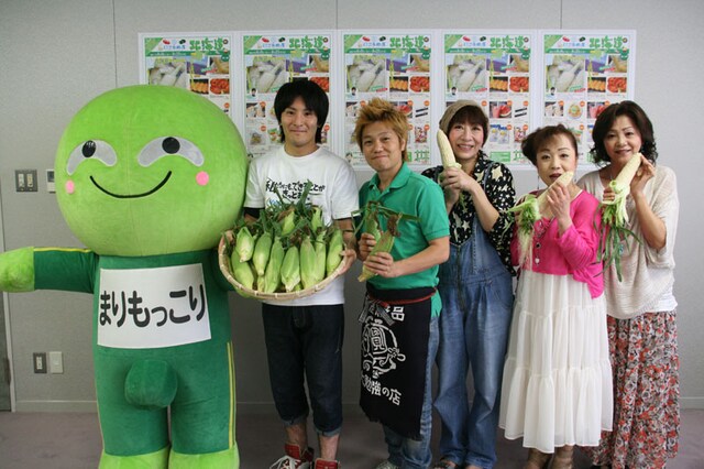 本日8月9日より、なんばグランド花月前広場にてスタートした「47ご当地展～夏のコレクション～」北海道エリア物産展。ピュアホワイトの試食会には、吉本新喜劇・浅香あき恵、海原さおり・しおり、土肥ポン太と、まりもっこりが参加。(c)吉本興業
