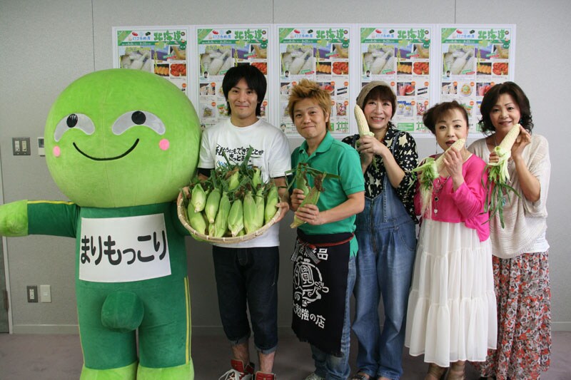 本日8月9日より、なんばグランド花月前広場にてスタートした「47ご当地展～夏のコレクション～」北海道エリア物産展。ピュアホワイトの試食会には、吉本新喜劇・浅香あき恵、海原さおり・しおり、土肥ポン太と、まりもっこりが参加。(c)吉本興業