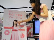 ビールは1日2リットル、タバコは1日20本など、自身の不健康な生活ぶりをパネルで説明する椿鬼奴。