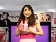 「鬼奴女磨きプロジェクト」経過報告会に登場した椿鬼奴。手にしているのは「薬用スカルプD ボーテ シャンプー」（左）と「薬用スカルプD ボーテ トリートメントパック」（右）。