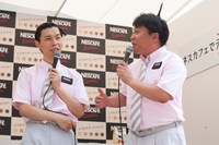 ハライチ岩井と我が家・杉山（左から）。