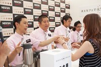 アイスラテのサンプリングを行うハライチ、ロッチ（左から）。