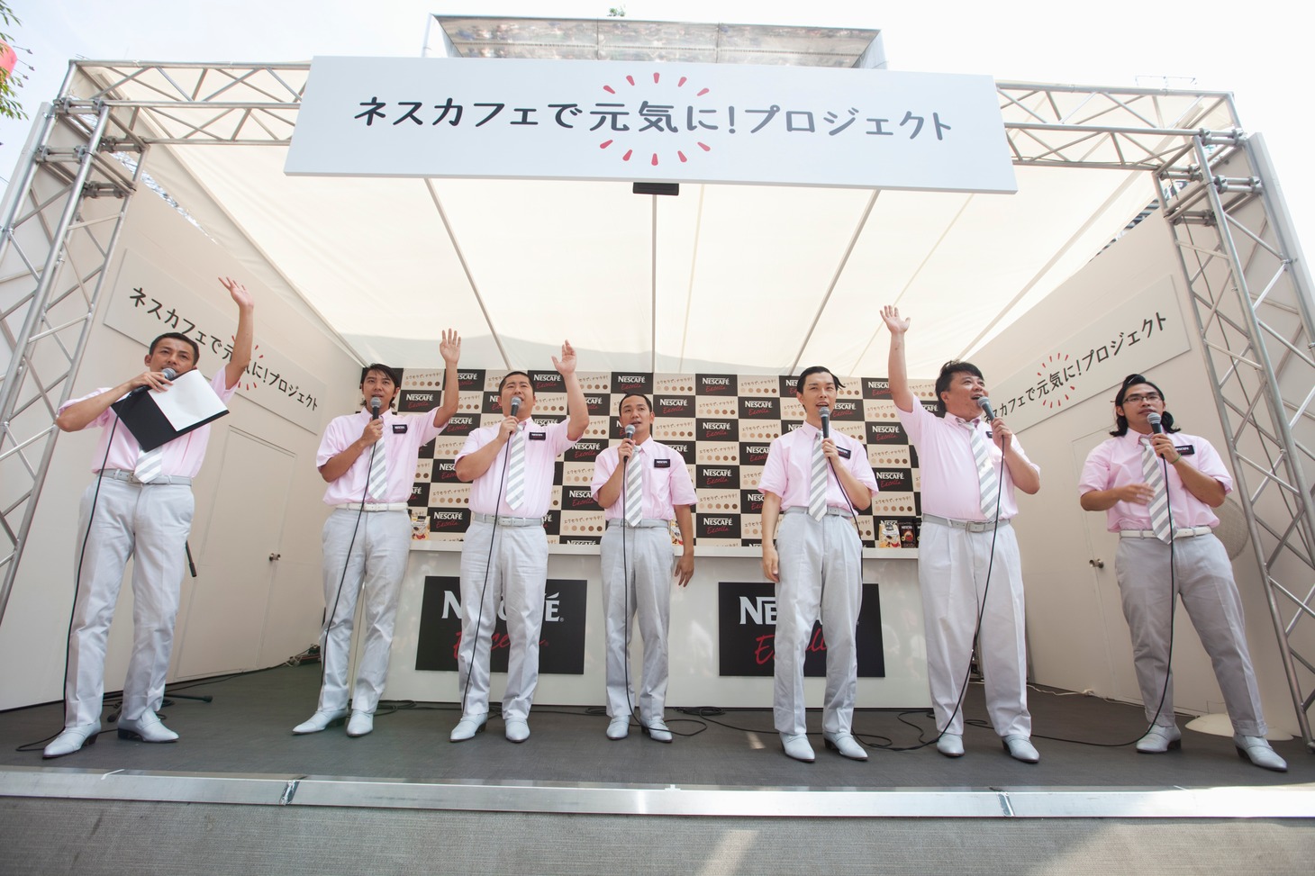 イベントの最後には、クレイジーラッツのCMオリジナル曲「輪へ」の合唱が行われた。