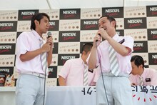 ロッチ・コカドと我が家・谷田部（左から）。