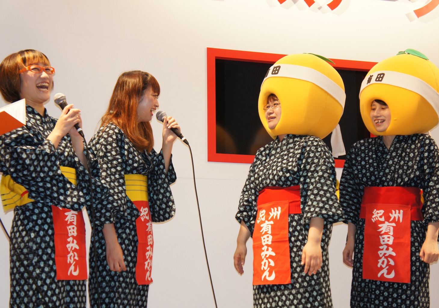 「次の有田みかん大使はぜひスパイクに」とアピールしていたスパイク小川（左から2人目）。