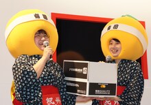 有田みかん大使の初任給として有田みかん5kgの入ったダンボール箱を手渡され、困惑するハリセンボン。