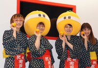 フォトセッションの一場面。かぶり物について春菜（左から2人目）は「意外と軽くて通気性もいい」と話していた。