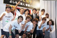 「FINAL FANTASY 零式 presents アテレコCM甲子園 よしもと芸人 参戦イベント」に登場した南海キャンディーズ山里（後列中央）と芸人6組。