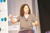 見よう見まねでエアドラムを披露するピース又吉。