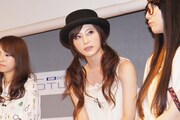 「かっこいい！」と又吉ファンを素直に公言するRINA（中央）。
