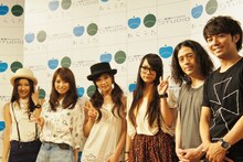 「KDDI presents わらうた ～Wonder camp special」で音楽トークを展開したMCのピースとSCANDAL。