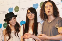 SCANDALのドラム・RINA（左端）にファンだと告白され、「今日仕事終わったら、すぐドラムセットを買いに行きます」と語った又吉（右端）。