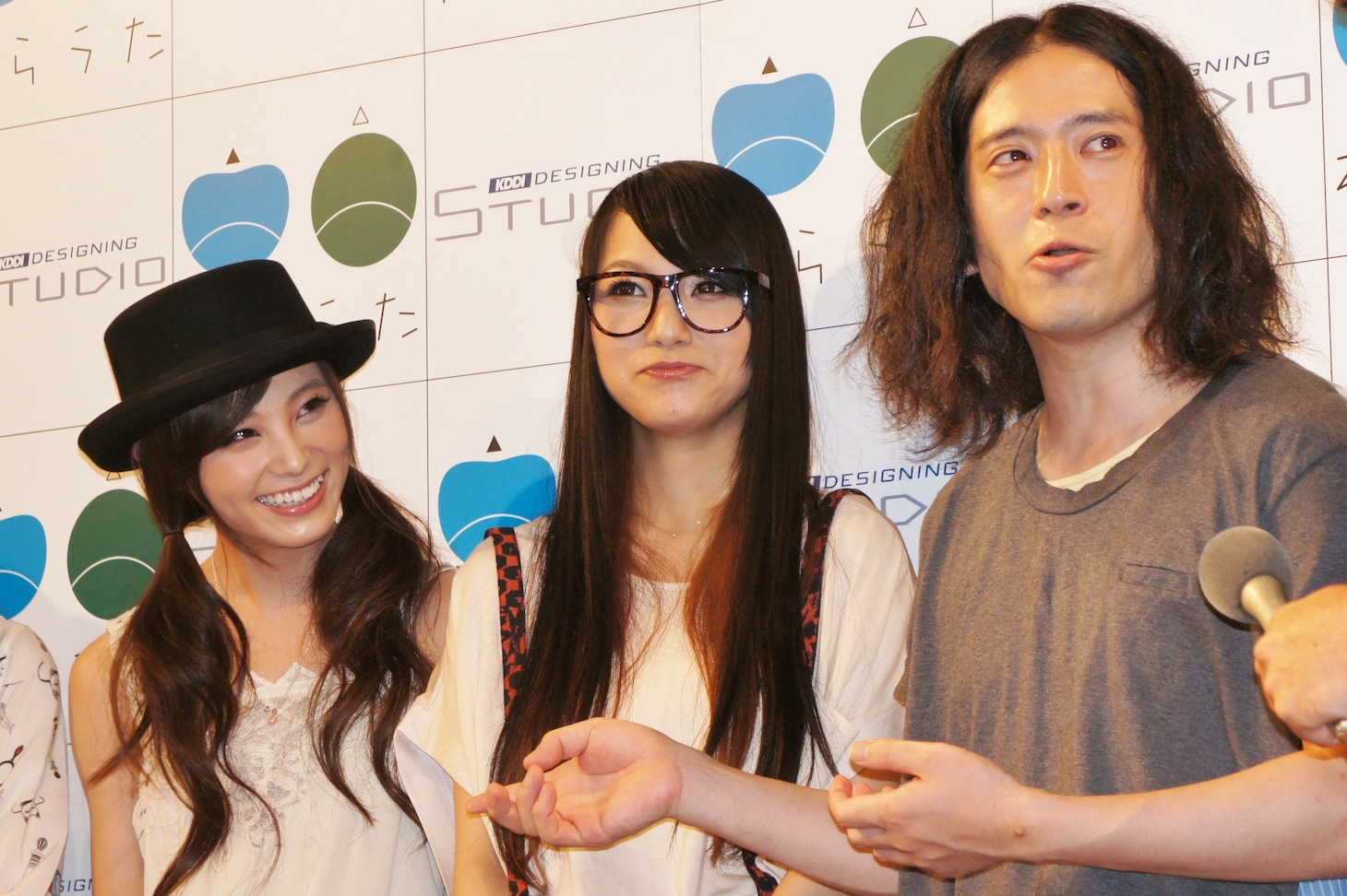 SCANDALのドラム・RINA（左端）にファンだと告白され、「今日仕事終わったら、すぐドラムセットを買いに行きます」と語った又吉（右端）。