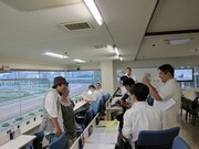 会場には食べ物や飲み物も用意され、和気あいあいとした雰囲気。記念の写真撮影もOKで、じゃいは年配の女性から「1番の成果はよい奥様をしとめたことですよ」と褒められていた。