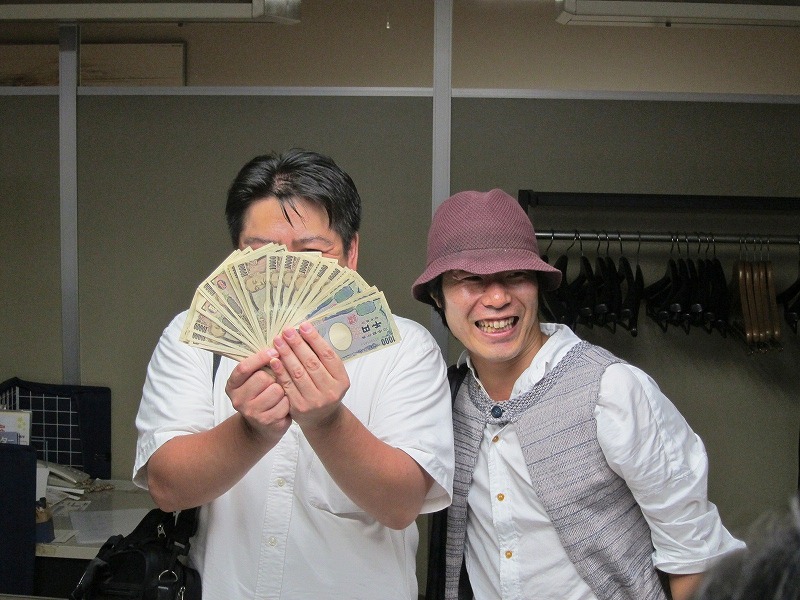 東京・大井競馬場にて行われたインスタントジョンソン・じゃいの書籍「稼ぐギャンブル」(太田出版)出版記念イベント。じゃい(右)の隣はイベント最後の9Rで35万近くの大金を稼いだマネージャー(左)。