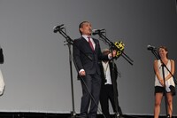 「しんぼる」の舞台挨拶。松本監督はイタリア語で「こんばんは」を意味する「ボナセーラ」と挨拶した。