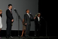 「大日本人」の舞台挨拶。松本（中央）は「ロレックス、オッティモ（＝最高）。ウイリアムテル、オッティモ。アルプス、オッティモ。フェラーリ、オッティモ」と観客を笑わせ、続けて板尾（左）も「チーズフォンデュ、オッティモ」と落ち着いたトーンで挨拶した。