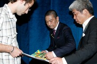 現地のファンにサインをする松本監督。