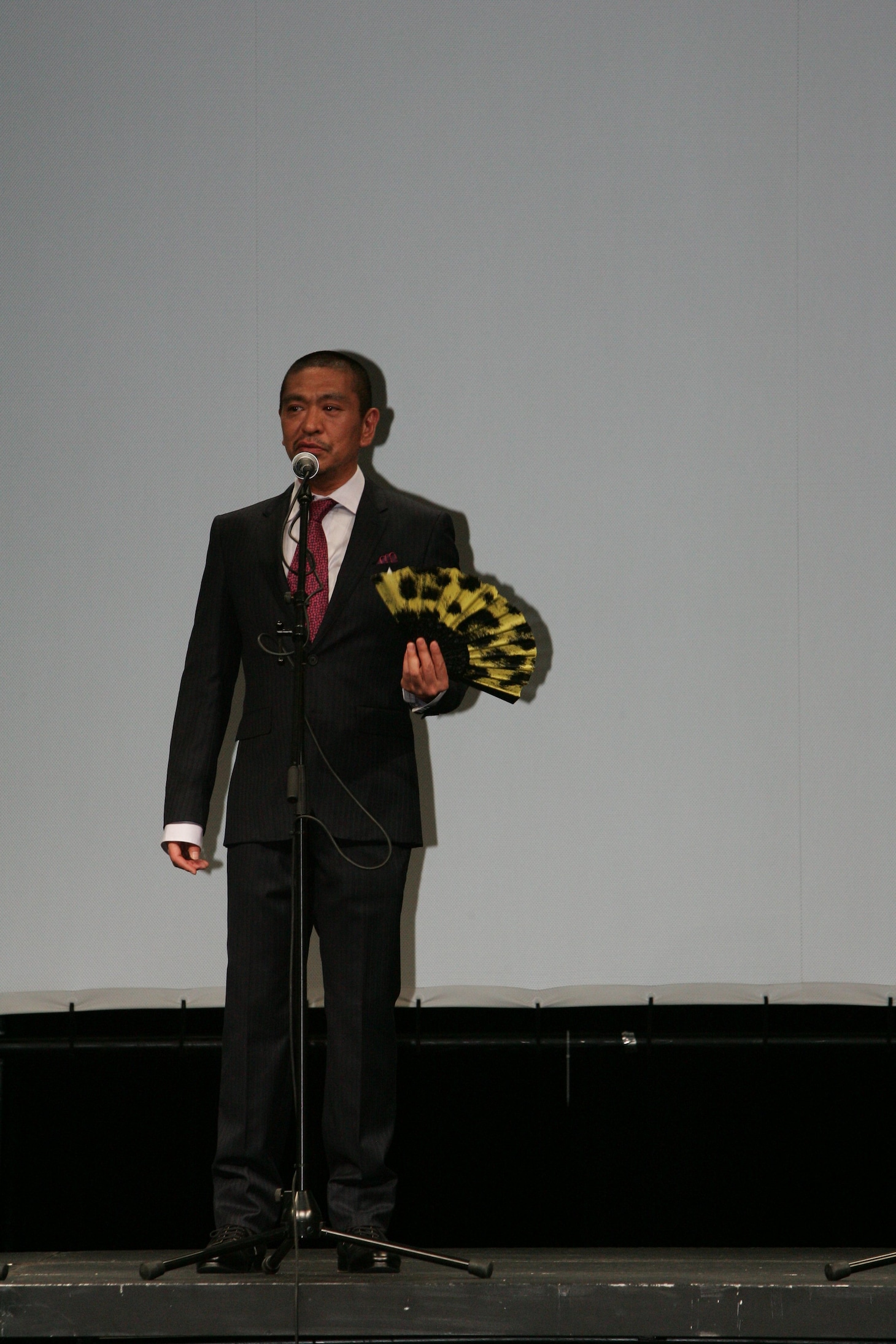 「しんぼる」の舞台挨拶後、取材陣のインタビューに応じた松本監督は「こっちの言葉で挨拶をしたら予想以上にウケてしまって、困惑している自分に困惑しています」と反響の大きさに驚いた様子だった。