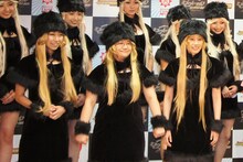 （前列左から）桜 稲垣早希、ハリセンボン春菜、ハリセンボンはるか。