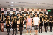 「びっくりぱちんこ銀河鉄道999 Presents ミス・メーテルコンテスト2011」にエントリーしている女性アイドル10名（後列）と、今回のステージでメーテルに扮した女芸人たち（前列）。前列中央は今回のイベントでMCを務めた陣内智則とケンドーコバヤシ。