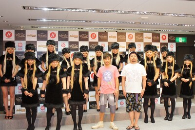 「びっくりぱちんこ銀河鉄道999 Presents ミス・メーテルコンテスト2011」にエントリーしている女性アイドル10名（後列）と、今回のステージでメーテルに扮した女芸人たち（前列）。前列中央は今回のイベントでMCを務めた陣内智則とケンドーコバヤシ。